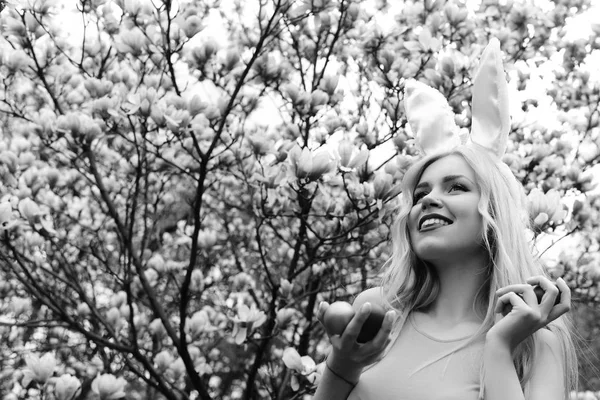 Vrouw die lacht met kleurrijke eieren met bunny oren — Stockfoto