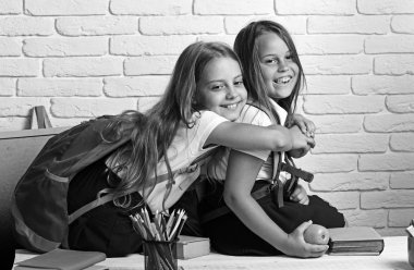 Eğitim İlköğretim Okulu'nda. öğrenme ve insanlar kavramı - kalem ve defter içinde sınıf ile okul çocuklar.