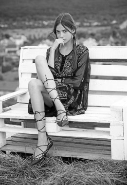 Doğal peyzaj, Yolculuk tutkusu bankta otur genç kadın