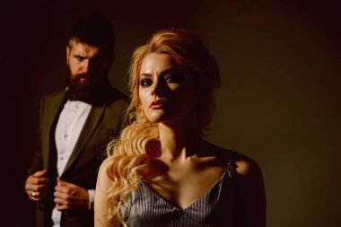 Onunla ilgili her şeyi seviyorum. İki aşık. Birkaç erkek ve kadın tarihi Sevgililer günü. Sevgililer günün kutlu olsun. Sakallı adam ve ilk tarihte seksi kadın. Benim ideal balo tarihi