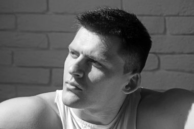 Maço kısa saç veya saç kesimi ile. Genç yüzü olan adam. Sağlıklı cilt yakışıklı adam. Gençlik cilt bakımı ve kavram damat