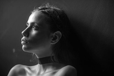 Moda şık kız, makyaj trendi görünümünü. Güzellik ve moda kız. Saç, güzellik kadın. Son saatlerinde yanında bulunanlar ve Cilt Bakımı, Kuaför kozmetik. Rüya ya da düşünme, yalnız yumuşak deri kadınla.