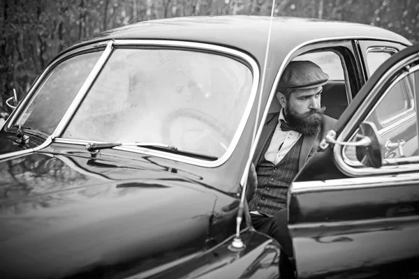 Casal apaixonado no encontro romântico. Viagem e viagem de negócios ou engate caminhadas. Escolta de rapariga pela segurança. Homem barbudo e mulher sexy no carro. Retro coleta de carro e reparação de automóveis por motorista mecânico . — Fotografia de Stock