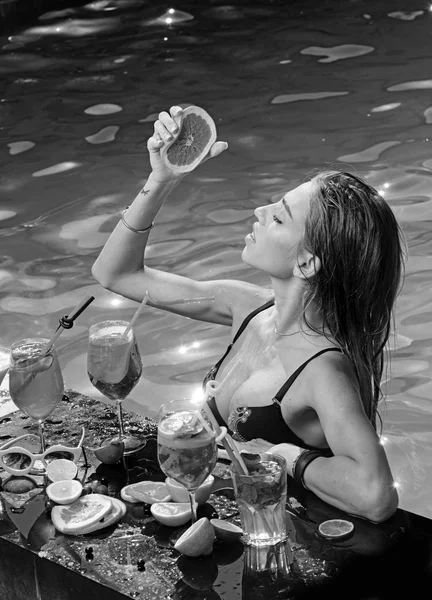 Cocktail com fruta em menina sexy na piscina em maldivas. Beba suco de vitamina fresco, dieta. Festa na piscina relaxe no spa resort. Mulher de moda com álcool refresco em miami. Férias de verão e natação no mar . — Fotografia de Stock