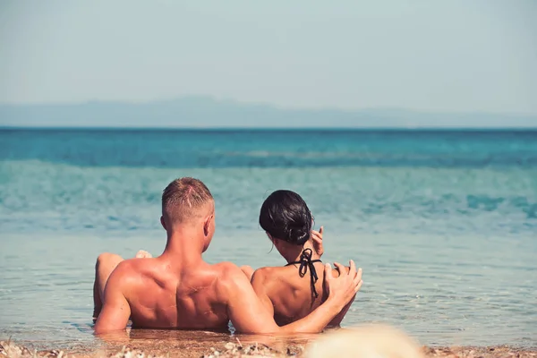 Pareja de playa en viaje romántico vacaciones de luna de miel vacaciones de verano romance. Jóvenes amantes felices, mujer y hombre caucásico abrazando al aire libre — Foto de Stock