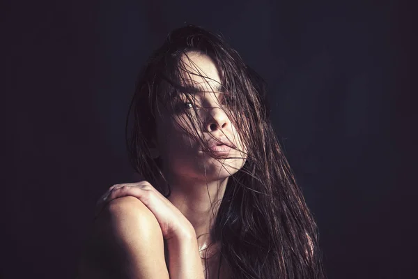 Schöne Modell Mädchen mit glänzenden braunen glatten langen Haaren. Pflege- und Haarprodukte . — Stockfoto