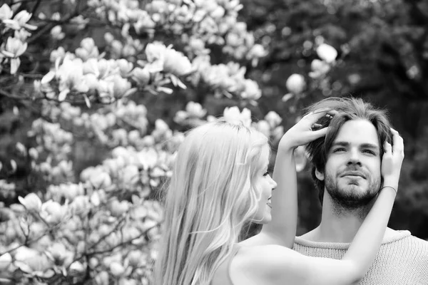 Manolya ağacı ile pembe çiçek açan çiçekler, aşık Çift