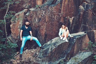 Zorluklarla karşı karşıya. Seksi kadın ve doğal peyzaj üzerinde sakallı adam. İki yaz tatilde aşık. Çift aşk ve romantizm keyfini çıkarın. Tatil gezisinde şehvetli Çift