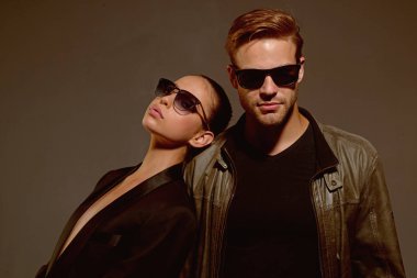 Her dakika birlikte takdir. İlişkileri seviyorum. Moda modelleri son moda gözlük. İki aşık. Çift erkek ve kadın moda gözlük takıyor. Dostluk günü. Dostluk ilişkileri. Yakın arkadaş