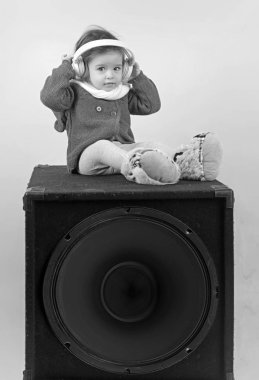 çocukluk ve mutluluk. Çocuk müzik kulaklık ve telefon mp3 dinle. küçük mutlu kız. ses hoparlör. küçük kız çocuk gülümseyen. Kış çocuk modası. eğleniyor. Mükemmel bir şarkı. O harika bir tarzda var