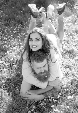 Gülümseyen yüzler doğa üzerinde arka plan açık havada, Sigara çift. Sigara alışkanlığı kavramı. Aşık çift harcamak zaman açık havada ve yasaktır. Erkek ve kadın bahar günü çim döşeme.