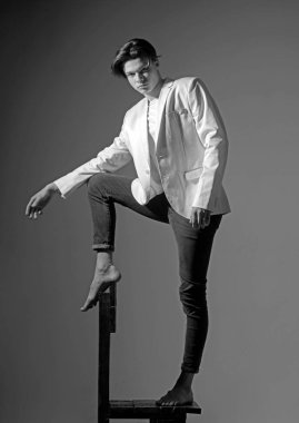 Modern erkek. Saç stili ve cilt bakımı. Güzellik ve moda. Trendy bir görünüm olan adam. Gizem göz moda adam. Funky güzellik. stil ikonu. Genç ve kaygısız. Denim stil moda modeli