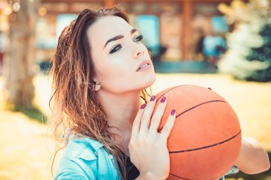 Teknik beceri ve güç zorlu birleşimi. Bir topu çekim şehvetli basketbol oyuncusu. Güzel kadın basketbol ile. Seksi kadın zevk topu egzersizleri spor eğitim için. Spor