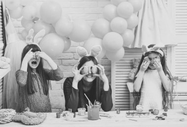 Paskalya, anne ve çocuk pembe tavşan kulakları içinde.