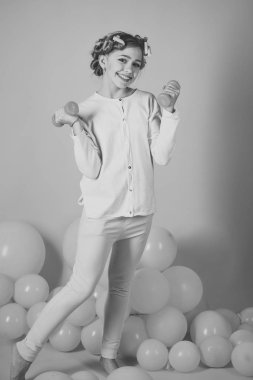 Spor, sabah egzersiz, ağırlık kaldırma, pembe bir arka plan.