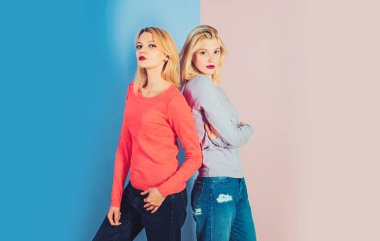 Bireysellik renkli gereksinimini ifade ediyorum. Moda ve glamour vogue modelleri bak. Seksi kadın moda giysiler giymek. Moda modelleri şık makyaj ve sarı saçlı. Şehvetli kadın