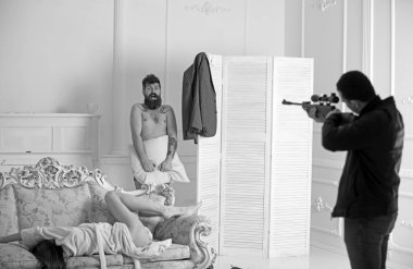 Aşık çift vurmaya agresif adam silahla. Kocam eve sevgilisi ile hile karısı görmek için geldi. Hipster silahlı yatak odasında görmek için şok. Hile, kıskançlık ve şiddet. Aşk üçgeni kavramı