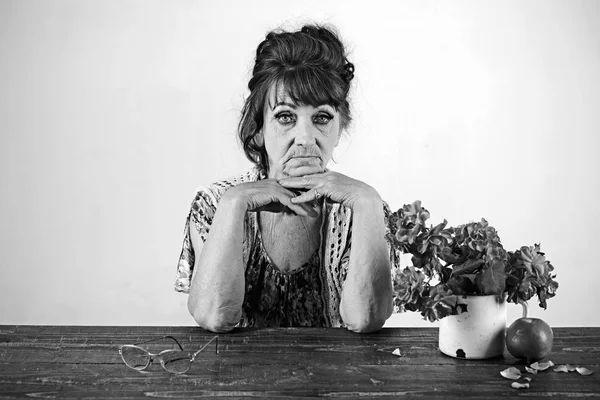 Buruşuk yüz, makyaj, güzellik, kadın deri yaşlanma