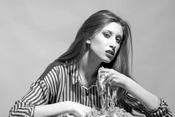 Piękno modelu z makijaż i włosy długo brunetka zjeść kolację. Sexy kobieta jeść spaghetti z rąk. Kobieta jeść makarony danie z ketchupu. Głodny dziewczyna ma włoski posiłek. Jedzenie, dieta i kuchni — Zdjęcie stockowe