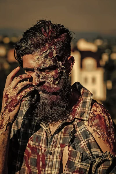 Hombre zombi barbudo — Foto de Stock