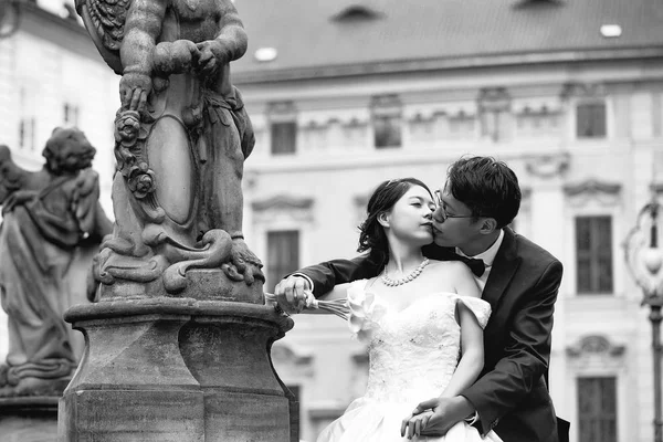 Chinese cute young newlyweds — Stock Photo, Image