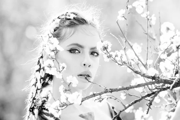 Жінка в білій вишні або абрикос весняна квітка, що розпускається — стокове фото