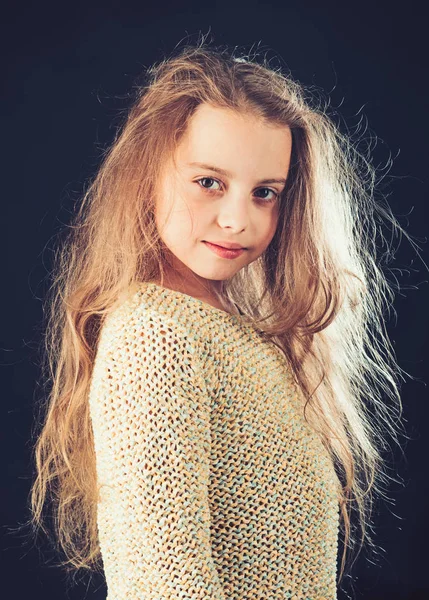 Beleza. infância de criança feliz. Retrato de moda da menina. Cabeleireiro infantil. Cuidados com a pele e cabelo. menina pequena com cabelo comprido. Cuidados faciais. Ambicioso e bonito — Fotografia de Stock