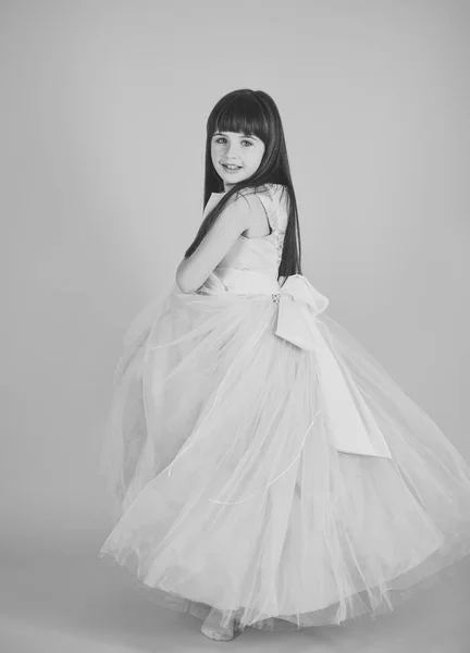 Malá dívka dítě model v krásné šaty. — Stock fotografie