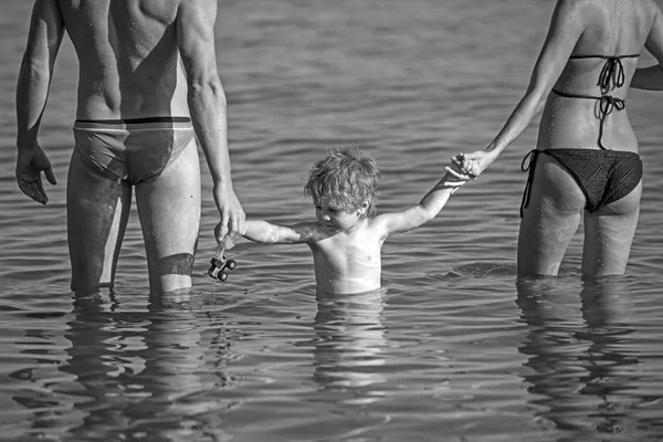 Playa relax de la familia joven. temporada de playa con la familia feliz y el niño . — Foto de Stock