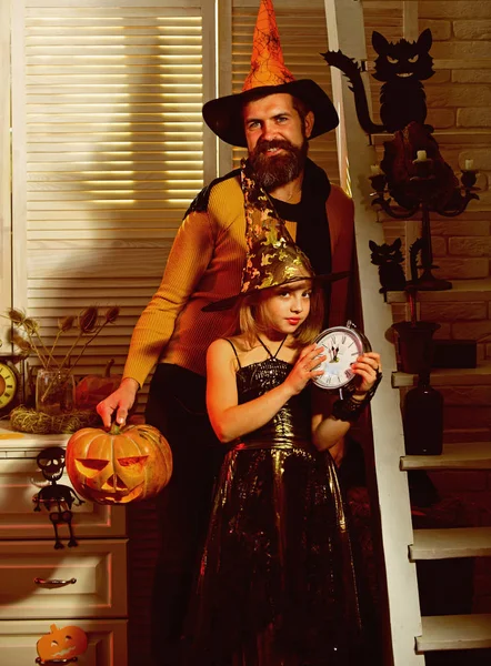 Petite fille avec horloge attendre la fête d'Halloween. Une petite fille avec son père fait une fête costumée. Que la chance soit avec toi à Halloween. Profitez des vacances ensemble — Photo