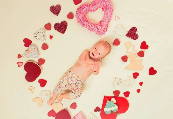 Alla hjärtans dag närvarande. Söta lilla bebis. Nytt liv och födelse. Liten flicka bland röda hjärtan. Familj. Barnomsorg. Kärlek. Porträtt av glada lilla barnet. Barndomen lycka. Alla hjärtans dag — Stockfoto