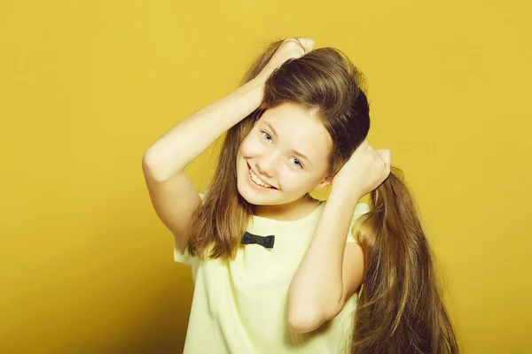 Lächelndes Mädchen im Studio — Stockfoto