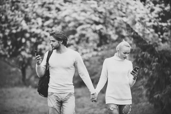 Pareja enamorada caminando en el parque de primavera —  Fotos de Stock