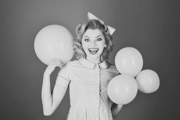 Pin-up kvinna med ballonger, födelsedag. — Stockfoto
