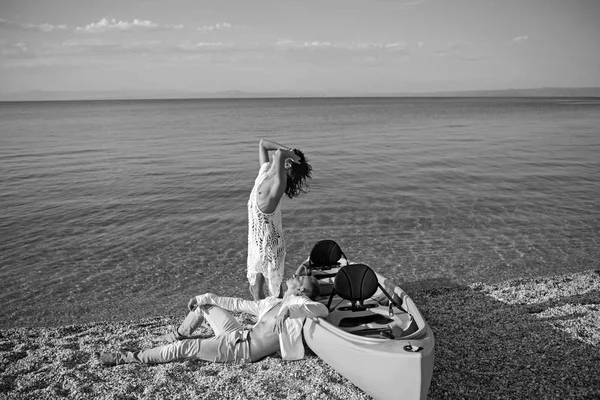 Pareja en el amor relajarse en la playa. Vacaciones de verano y viajes. Las relaciones de amor de la pareja disfrutando del día de verano juntos. Mujer sexy y el hombre en el agua de mar. Día de la familia y San Valentín . — Foto de Stock