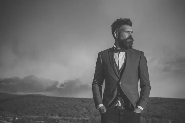 Hipster com aparência elegante na frente do céu dramático — Fotografia de Stock