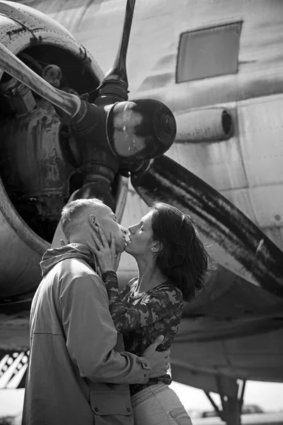 Plezier reizen. Verliefde paar kussen op de helikopter. Verliefde paar geniet van de zomervakantie. Knappe man en sensuele vrouw hebben pret van de zomer. Familie op vakantiereis. Helikopter tour en reizen — Stockfoto