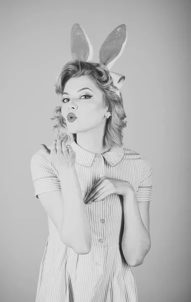 Retro vrouw in bunny oren, Pasen. — Stockfoto
