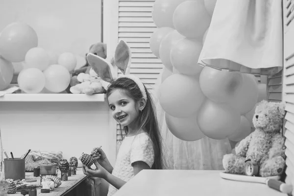 Adorable toddler girl playing with Easter eggs — Stock Photo, Image