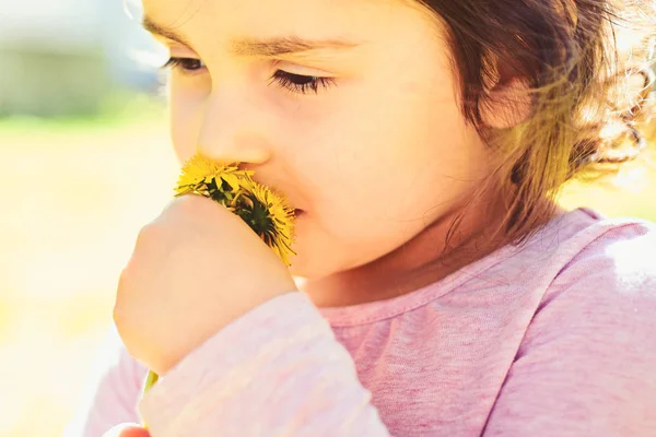 Profiter Jour Printemps Petit Enfant Beauté Naturelle Journée Enfance Mode — Photo