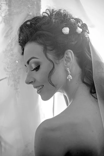 Feliz sorriso de noiva no dia do casamento. Mulher sensual com maquiagem profissional. Mulher com véu de noiva no cabelo morena. Menina da moda com aparência glamour e beleza. Preparação da manhã de casamento — Fotografia de Stock