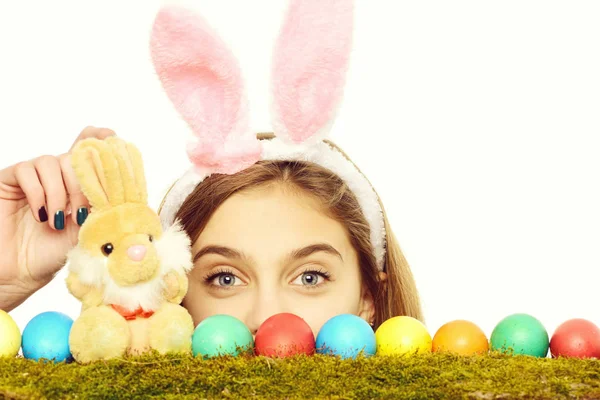 Menina feliz Páscoa em orelhas de coelho com ovos coloridos, coelho — Fotografia de Stock