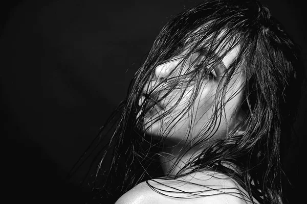 Mulher de beleza retrato de menina adolescente bonita com cabelos castanhos longos e pele limpa no fundo escuro, espaço de cópia — Fotografia de Stock