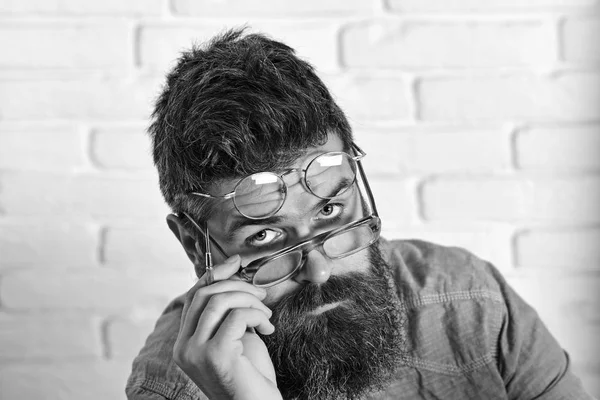 Garder un œil attentif. Un barbu porte deux lunettes. Beau homme avec de longs cheveux de barbe et coiffure élégante. Hipster avec une vue faible. Homme non rasé avec une moustache. Mes lunettes sont ultra fonctionnelles — Photo