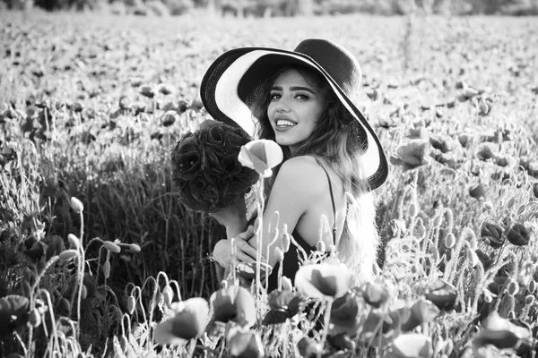 Chica sonriente en el campo de semillas de amapola en sombrero retro —  Fotos de Stock