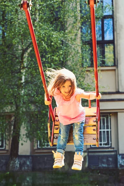 Παιδική χαρά στο πάρκο. Μικρό παιδί παίζει το καλοκαίρι. παιδική ηλικία ονειροπόληση .teen ελευθερία. Ευτυχισμένος κορίτσι γέλιο παιδιού στην κούνια. Ρομαντικό κοριτσάκι για τα swing, γλυκά όνειρα. Wow. Χαρούμενες στιγμές — Φωτογραφία Αρχείου