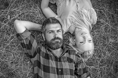 Aşık çift yeşil çimenlerin üzerinde rahatla. Kadın uzun sarı saçlı ve sakallı adam. Yenilikçi ve kız yaz günü doğa keyfini çıkarın. Yaz tatil kavramı. Aşk romantizm ve Aile