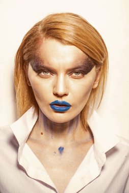 Seksi kadın moda makyaj ile. Güzellik salonu ve Kuaför. Makyaj kozmetik ve cilt bakımı. Kanlı ve korku Cadılar Bayramı. Seksi kız moda makyaj ile. Cadılar Bayramınız Kutlu Olsun. Kendinden emin ve şık güzellik