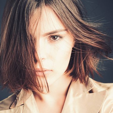 Seksi manken. Kadın. Güzellik salonu ve Kuaför. Kadın moda portre. Sonbahar moda stil. Glamour makyaj ile kız seksi moda. Yüz bakımı. Gerçekten tatlı bir kız
