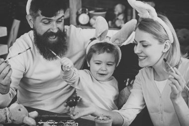 Boyalı yumurta sepetle aile holding.